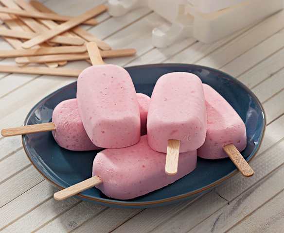 Polos de semifrío de frambuesa