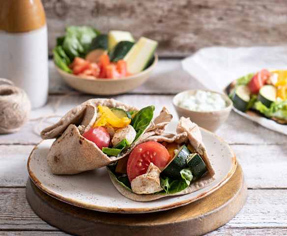 Tortilla razowa z kurczakiem i warzywami