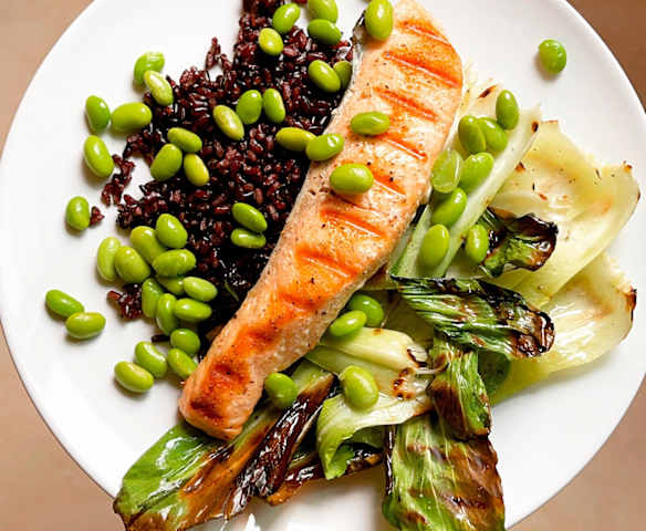 Salmão ao vapor com arroz negro da Sena