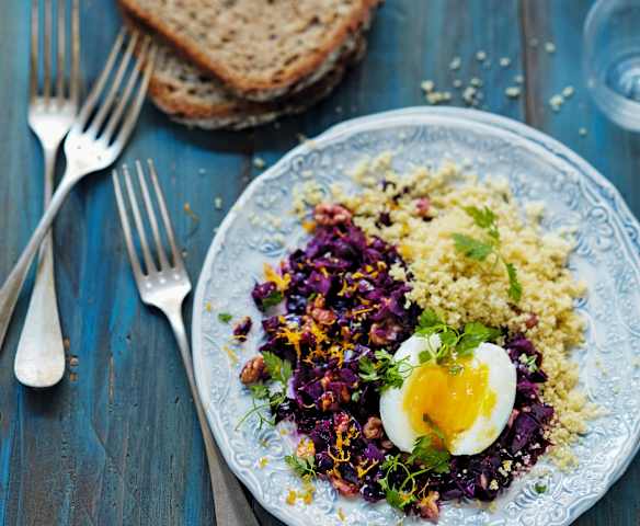 Chou rouge aux noix, couscous et œuf mollet