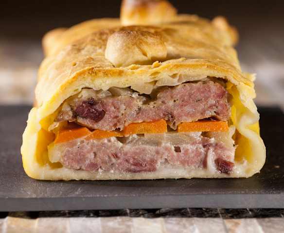 Pasticcio di carne e mele in crosta