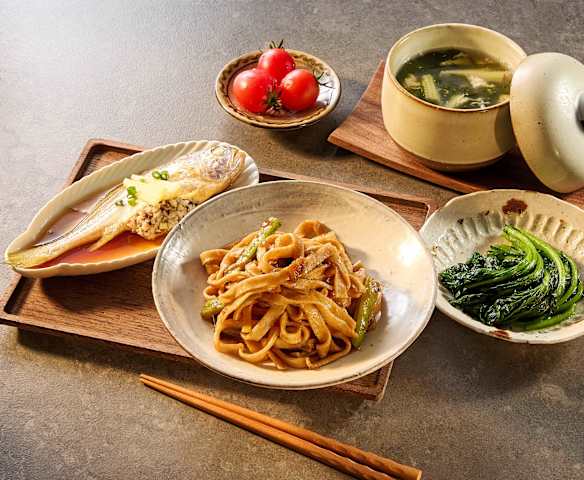 晚餐(河南蒸面、三宝小黄鱼、椒麻茼蒿菜和紫菜玉米笋蛋汤) 晚餐(河南蒸面、三宝小黄鱼、椒麻茼蒿菜和紫菜玉米笋蛋汤)