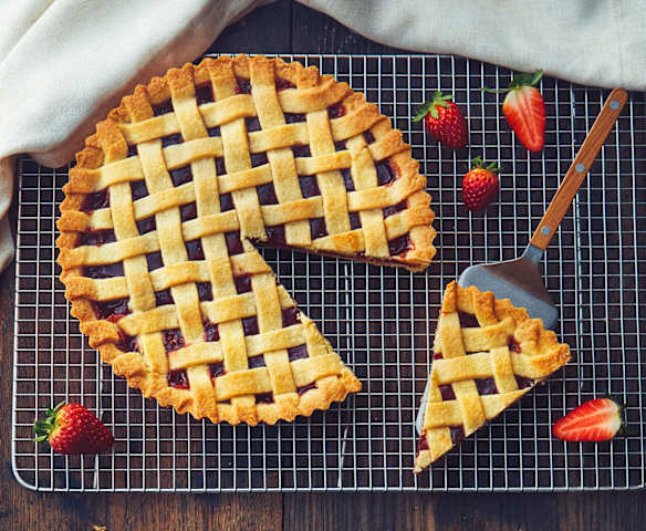 Torta allo yogurt leggera con confettura alle fragole