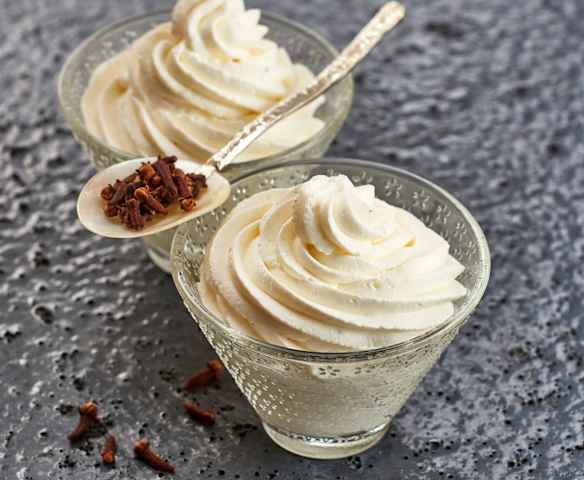 Chantilly ai chiodi di garofano