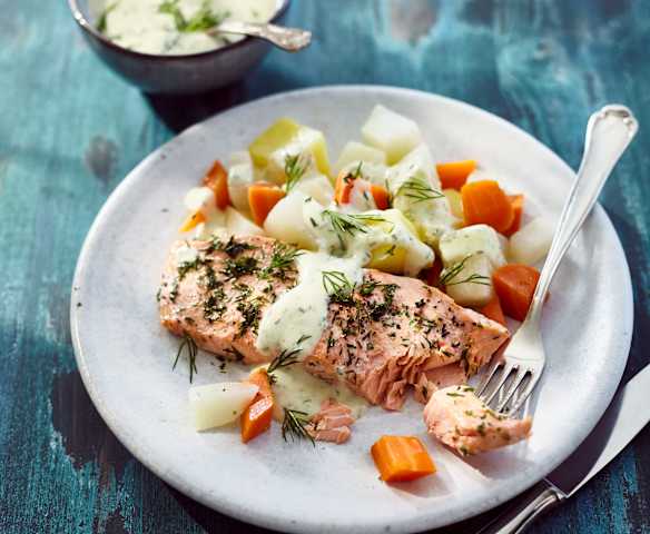 Lachs mit Dill-Senf-Sauce und Gemüse