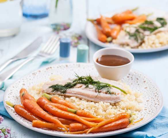 Pstrągi na parze z kaszą bulgur, młodą marchewką i sosem balsamicznym