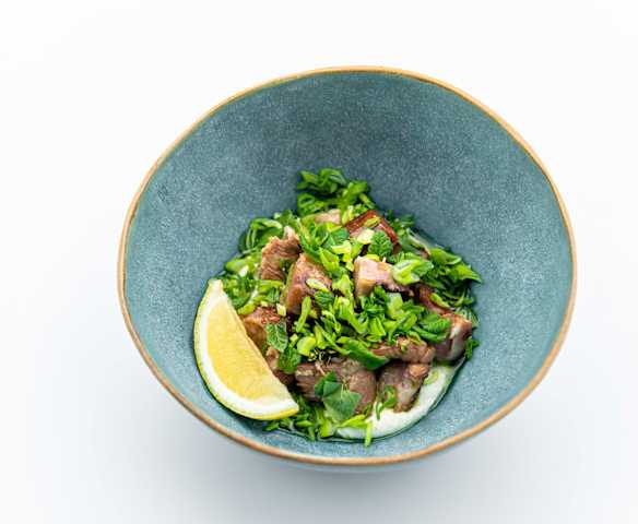 Karkówka jagnięca (sous-vide) z sosem tahini i olejem miętowym (z osłoną noża miksującego)