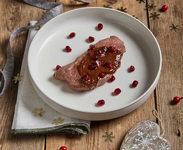 Manzo Sottovuoto con salsa al cioccolato e melagrana Manzo Sottovuoto con salsa al cioccolato e melagrana