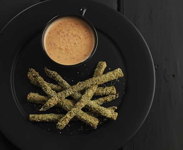 Espargos panados com maionese de pimentos e queijo