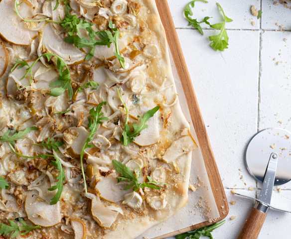 Tarta flambeada de gorgonzola, pera y nueces