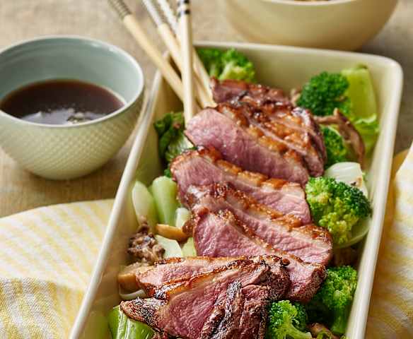 Anatra all'orientale con funghi, verdure e riso