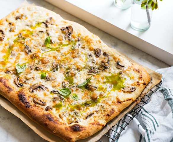 Pizza crème aux champignons, mozzarella et huile de basilic Pizza crème aux champignons, mozzarella et huile de basilic