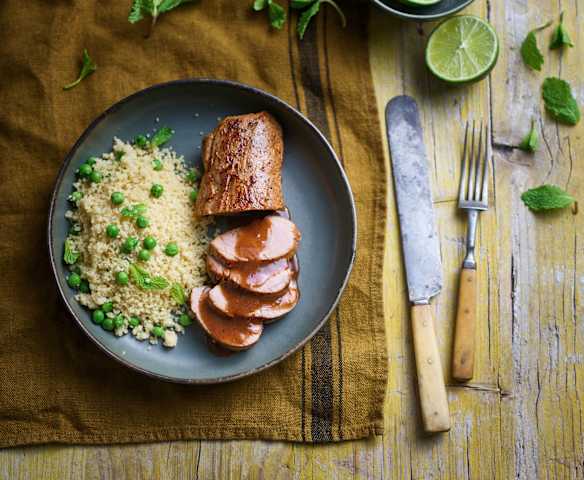 Lombinho de porco com molho de mostarda em sous-vide e cuscuz de ervilhas