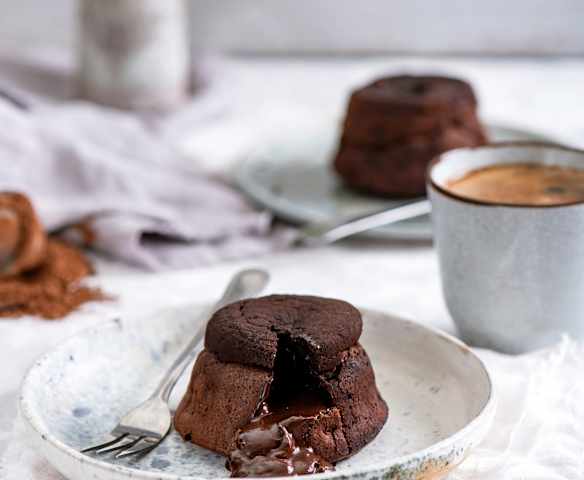 Płynące ciasto czekoladowe z wędzonym twarogiem