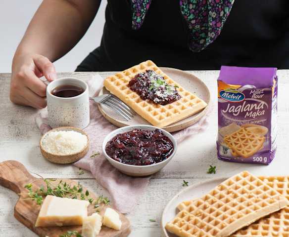 Gofry jaglane z konfiturą z żurawiny i kozim serem