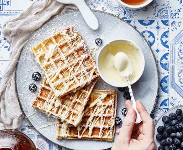 Gaufres et coulis de chocolat blanc