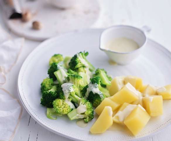 Broccoli e patate con salsa al formaggio erborinato (Bimby Friend)