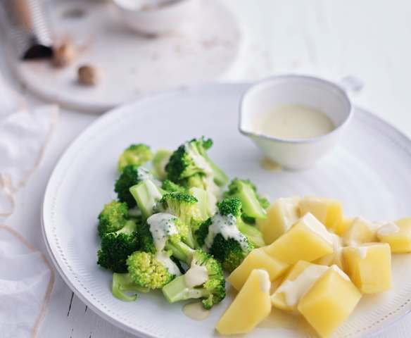 Brokuły i ziemniaki z sosem z sera pleśniowego