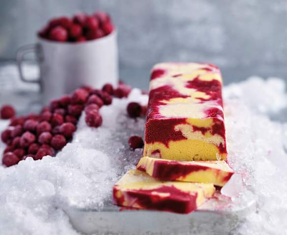 Gelado de manga e baunilha com cereja Gelado de manga e baunilha com cereja