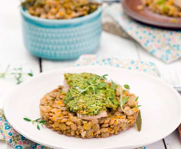 Dorsz w panierce z pietruszki na soczewicy z warzywami