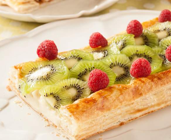 Tarta de hojaldre con crema pastelera y kiwi