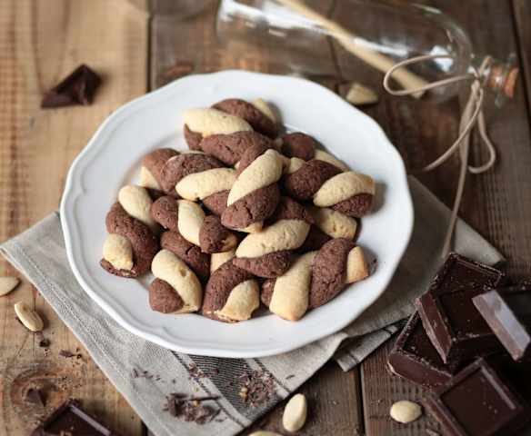 Biscotti intrecciati (di Erica Liverani)