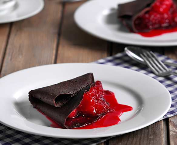 Crêpes de chocolate con compota de frambuesas y manzana Crêpes de chocolate con compota de frambuesas y manzana