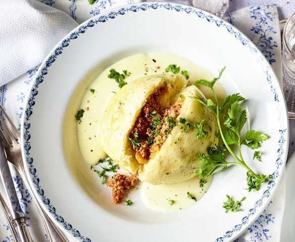 Hefe-Hackfleisch-Knödel mit Käsesauce