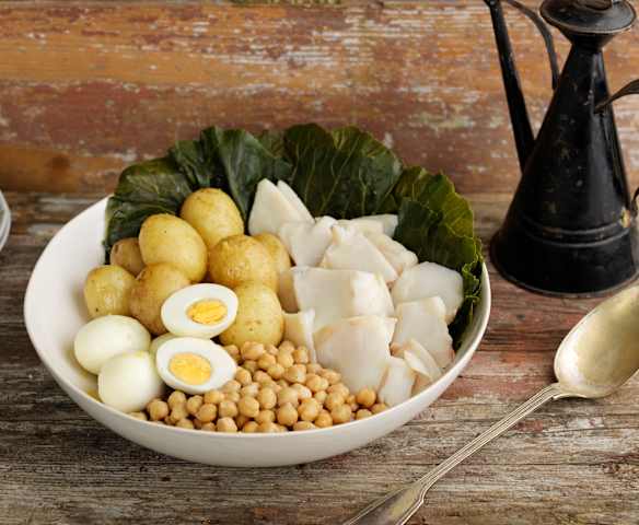 Baccalà con patate, uova, cavolo e ceci Baccalà con patate, uova, cavolo e ceci
