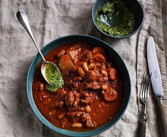 Slow cooked beans with walnut pesto (TM5)