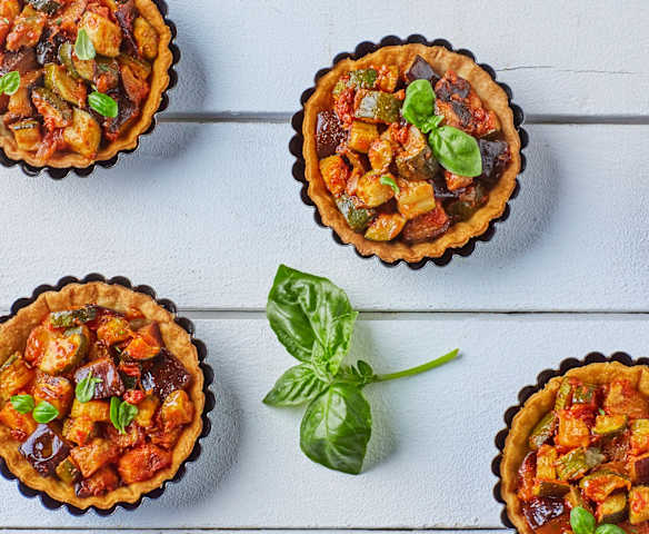 Cestini di brisèe con caponata di zucchine e melanzane