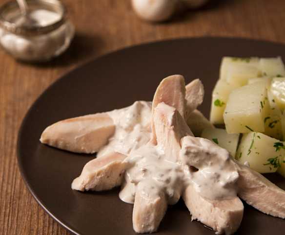Filet de poulet en sauce aux champignons et pommes de terre