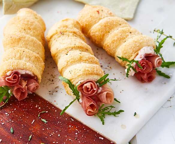 Mazzolini di pasta sfoglia speck e formaggio Mazzolini di pasta sfoglia speck e formaggio