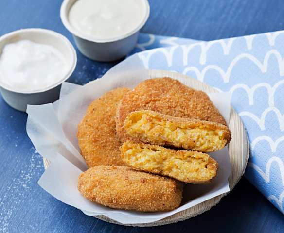 Nuggets veganos con salsa de mostaza y "veganesa"