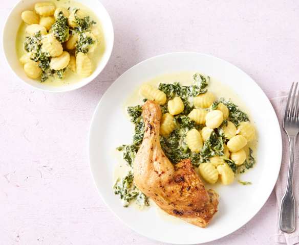 Hähnchenkeulen mit Spinat-Parmesan-Sauce und Gnocchi Hähnchenkeulen mit Spinat-Parmesan-Sauce und Gnocchi