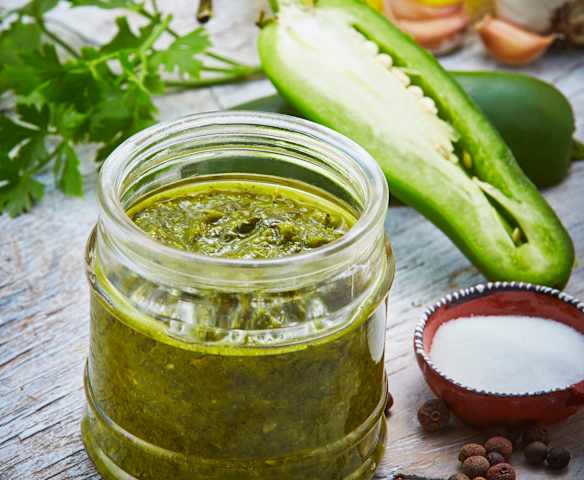 Chimichurri de jalapeño y albahaca Chimichurri de jalapeño y albahaca