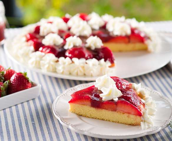 Bizcocho con fresas y nata