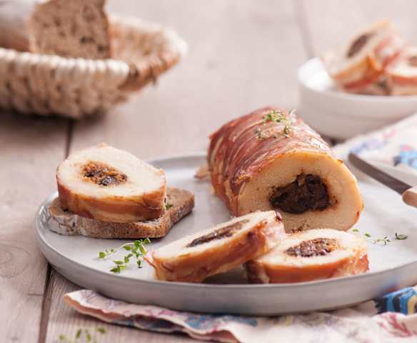 Rolada rybna ze śliwką zawinięta w boczek