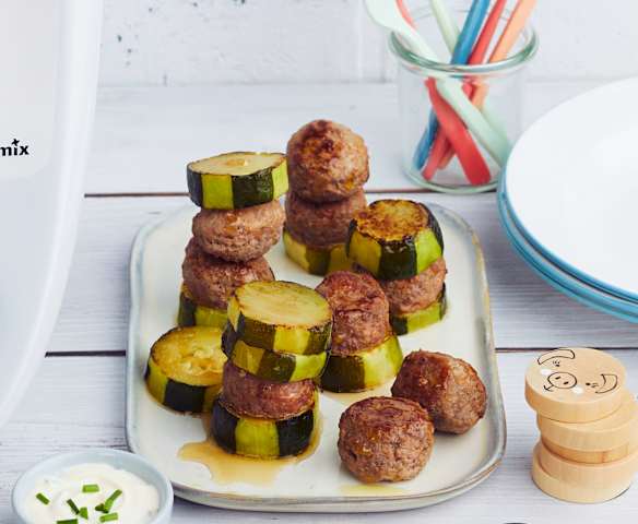 Boulettes de porc, courgettes et sauce au yaourt Boulettes de porc, courgettes et sauce au yaourt
