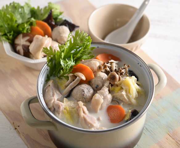 白菜雞腿豆奶鍋