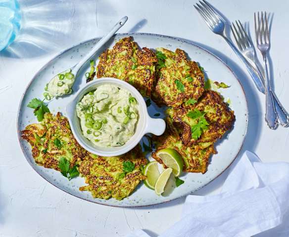 Sellerie-Kräuter-Puffer mit Avocadoquark