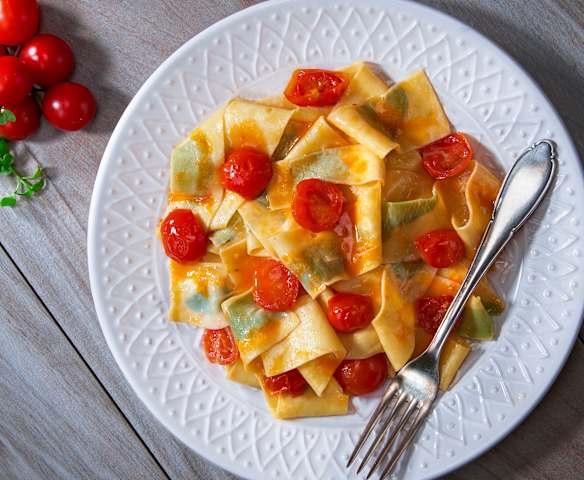 Pappardelle al basilico con sugo di pomodorini