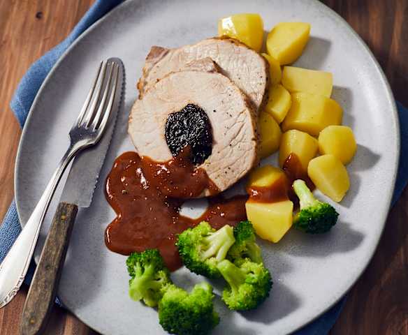 Schweinerücken mit Trockenpflaumen gefüllt (Schab ze śliwką)