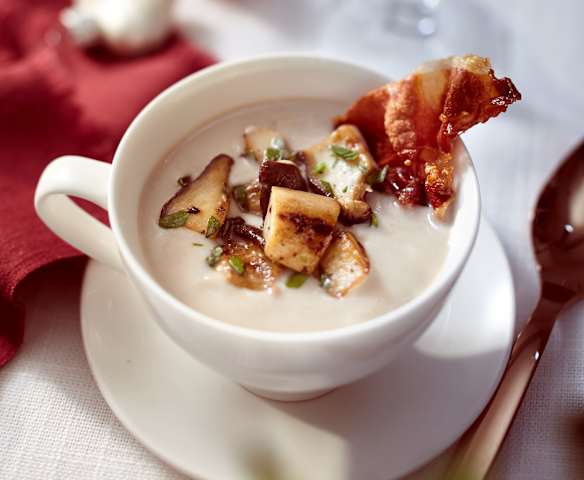 Cappuccino von Waldpilzen mit Serrano-Chips