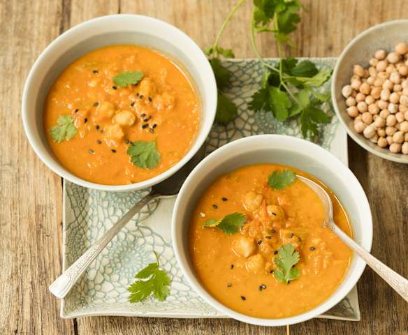Tomaten-Curry-Suppe mit Kichererbsen