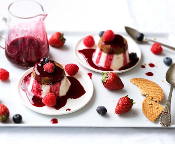 Crema cuajada de queso con coulis de frutos rojos