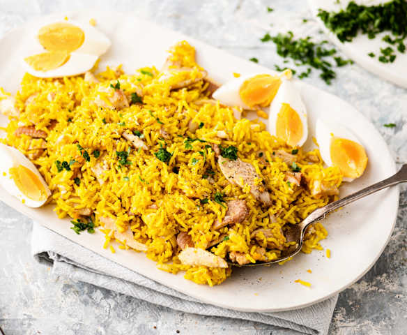Arroz al curry con pescado ahumado (kedgeree)