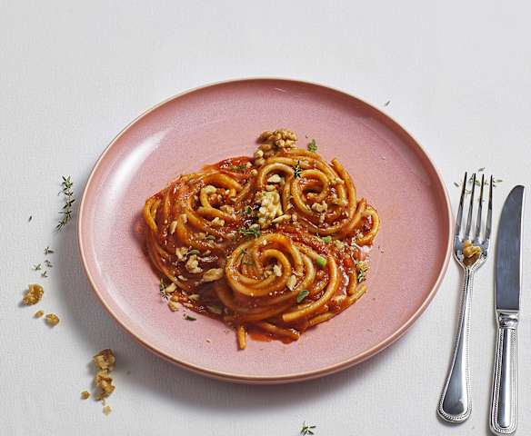 Bucatini con ragù di cotechino e noci