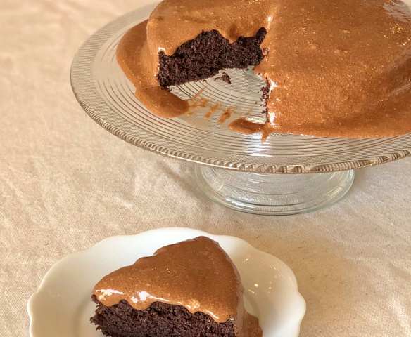 Bolo de chocolate com cobertura de mousse de chocolate