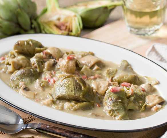 Alcachofas con champiñones y beicon